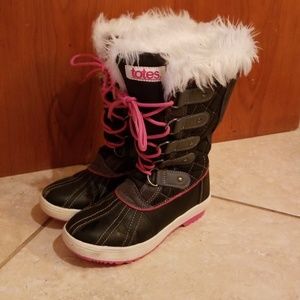 Black lace up snow boot with pink laces and fur